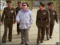 O líder da Coréia do Norte, Kim Jong-il e seus comandantes
