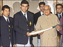 क्रिकेटरों के साथ वाजपेयी