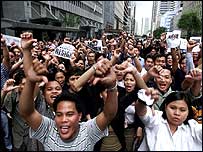 Dân chúng xuống đường đòi ông Estrada từ chức hồi năm 2001