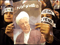 Rafsancani posterleri taşıyan seçmenler