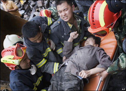 Một phụ nữ đứng tuổi được kéo ra khỏi đống đổ nát ở Dujiangyan, Tứ Xuyên, 14/05