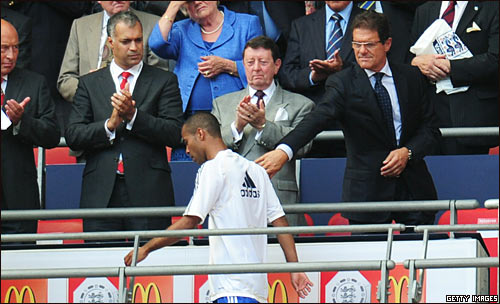 Ashley Cole pasa sin mirar a Fabio Capello 