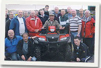 George ar y cwad efo rhai o'r helpars