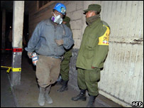 Membro de equipe de resgate deixa mina onde 65 homens estão presos