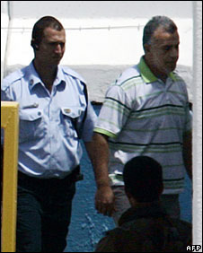 Cảnh sát Israel hộ tống ông Nasser (phải) tới biên giới để trục xuất