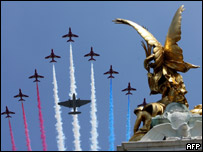 Aviões em formação sobrevoam o Palácio de Buckingham