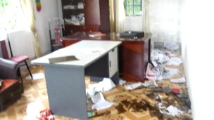 Bên trong trụ sở UBND bị đập phá