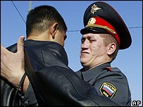 Rus polisi ve bir genç