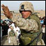 Soldado americano controla população no Iraque