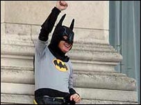 Jason Hatch převlečený za Batmana