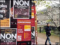 پوسترهای تبليغاتی مخالفان قانون اساسی اتحاديه اروپا در پاريس