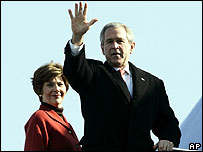 Bush e sua mulher, Laura, embarcam rumo ao Brasil