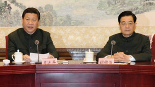 Hồ và Tập trong cuộc họp Quân ủy trung ương sau Đại hội 18