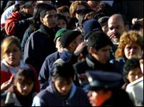 Peruanos fazem fila para votar em Buenos Aires, dia 4 de junho