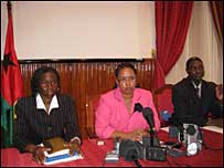 A ministra da Justiça, Carmelita Pires, ladeada pela directora-geral da Polícia Judiciária, Lucinda Barbosa Eucarie e pelo director nacional da Interpol, Carvalho Eucarie