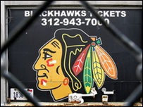 Logo Chicago Blackhawks za plotem uzavřeného stadionu