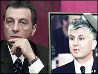 Новий сербський прем'єр Зоран Живкович поруч із портретом загиблого Джинджича