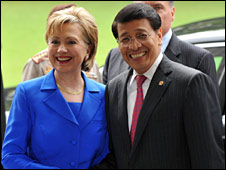 Ngoại trưởng Hoa Kỳ, Hillary Clinton và ngoại trưởng Indonesia Hassan Wirajuda