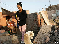 Peruana nos escombros de terremoto
