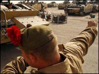 Soldado britânico em direção a Camp Dogwood