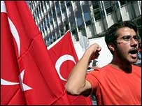 تظاهرکنندگان بیرون سفارت آمریکا در آنکارا