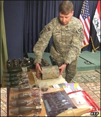 نمایش مهمات و سلاح هایی که آمریکا ادعا می کند از ایران به عراق می آید