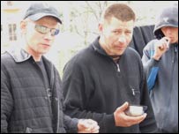 Молоді люди продемонстрували Бі-Бі-Сі свою мінералку