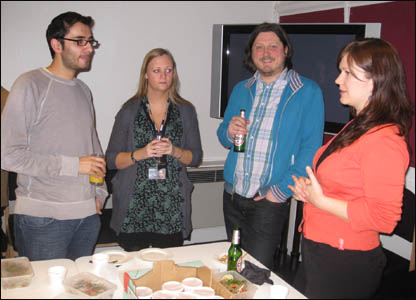 Các đồng nghiệp ban Future Midia sang chia vui