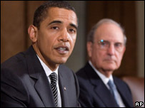 O presidente dos Estados Unidos, Barack Obama e George Mitchell (AP)
