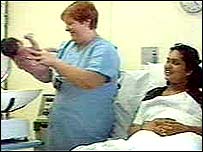 Parteira segura bebê