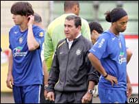 Parreira (centro), com Kaká (esq.) e Ronaldinho Gaúcho