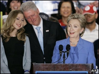 هیلاری کلینتون در کنار همسر و دخترش بیل و چلسی