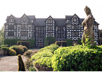 Gregynog ger Y Drenewydd gan Huw Evans