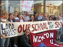 城市学院家长抗议