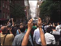 विस्फोट की तस्वीर लेते लोग