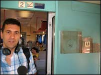 Gazetari i BBC-së Ilir Nishku në trenin që shkon në drejtim të Pogradecit