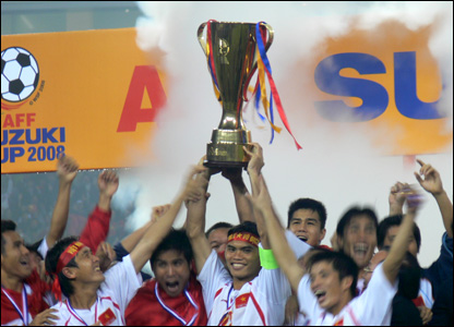 Các cầu thủ giơ cao cúp