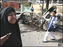 Local de explosão de carro-bomba em Bagdá