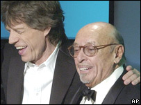Ahmet Ertegun (phải) và Mick Jagger của ban nhạc Rolling Stones