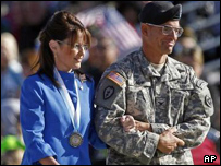 پی لین و معاون فرمانده پایگاه نظامی فیربنک