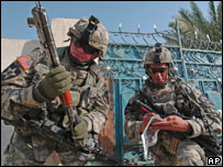 Soldados americanos recolhem armas ilegais no Iraque