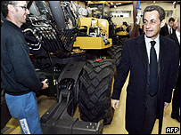 Sarkozy visita uma fábrica em Annecy