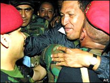 Hugo Chávez, con su guardia personal