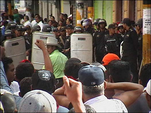 Seguidores de Zelaya marchan en el centro de Tegucigalpa