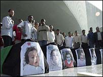 Prtotesto na porta do Supremo Tribunal da Líbia