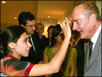 शिराक का भारत पहुँचने पर परंपरागत तरीके से स्वागत किया गया