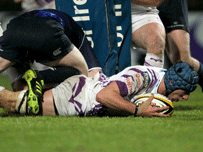 Justin Tupuric yn tirio am gais yn erbyn Leinster