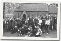 Y cerddwyr o flaen Eglwys Cilybebyll