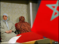 Marroquinas em frente à bandeira do país