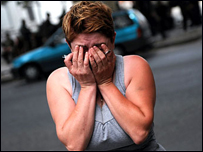 Một người phụ nữ khóc bên ngoài bệnh viện ở thành phố Gori